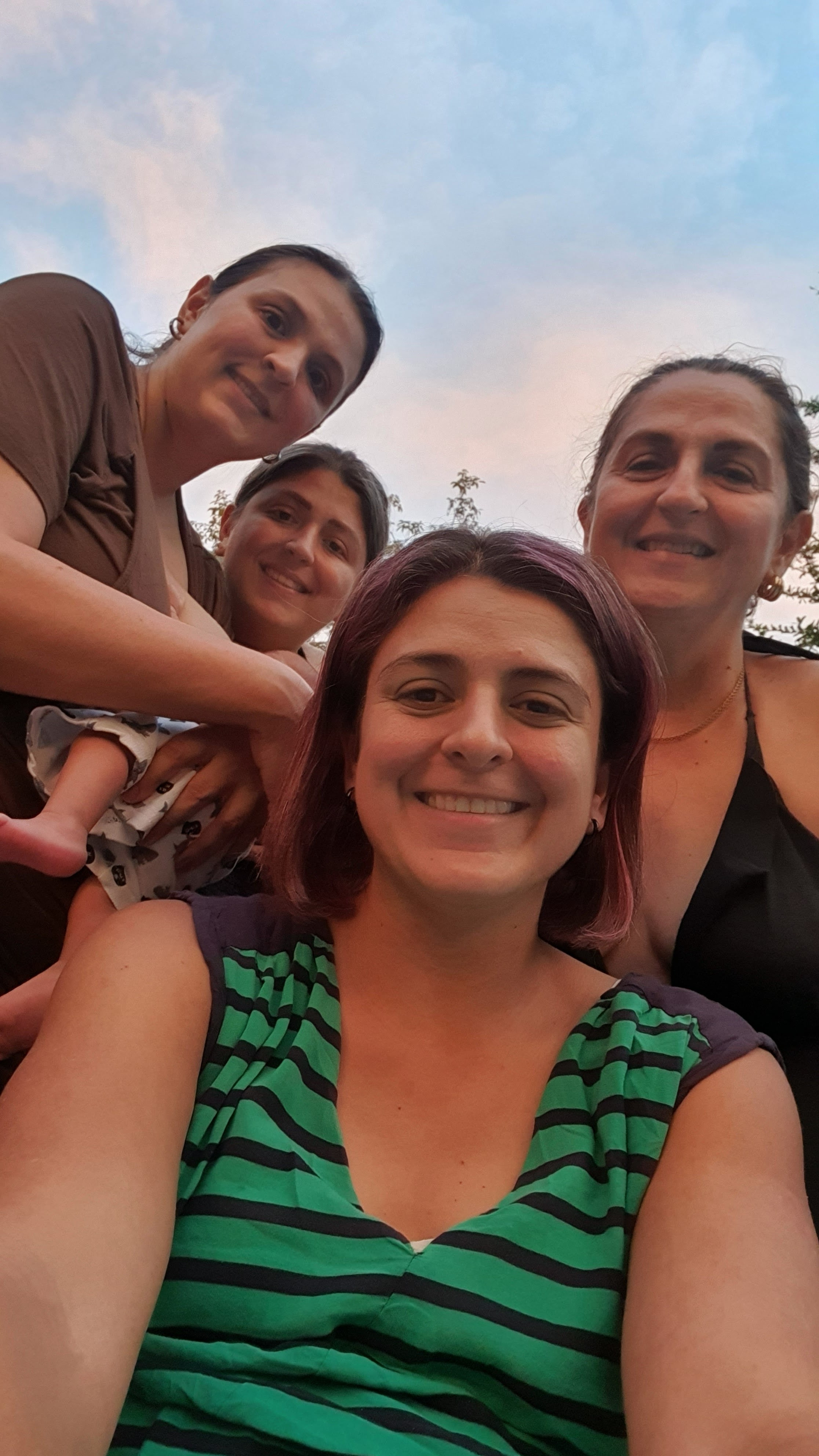 Naty en primer plano en foto selfie con Mariana (con Gael en brazos), Ana y Marisol.